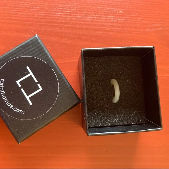 Tarin Thomas Hali mini mother of pearl ear cuff - Picture 2 of 3